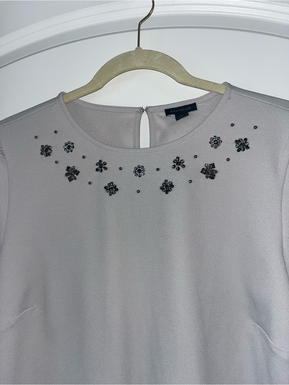 Ann Taylor Top Light Gray Jeweled Short Sleeve Blouse Office Work Womens Medium - Picture 2 of 10